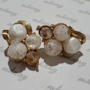 VINTAGE Unsigned Gold tone white marbled crackle beads crystal clip on earrings